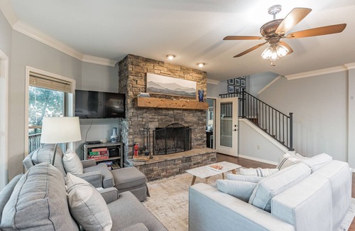 Russellville House | Mountaintop Retreat w/2 Decks & Breathtaking Views- Steps from Mt. Nebo Trails!