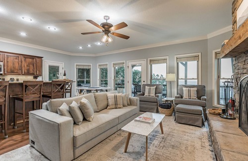 Russellville House | Mountaintop Retreat w/2 Decks & Breathtaking Views- Steps from Mt. Nebo Trails!