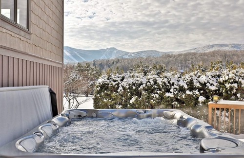 Killington House | MountainView - Luxurious 5800SF Retreat with Breathtaking 4-Season Views!