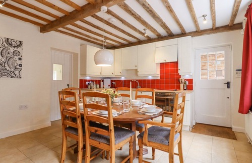 Wavehorne Cottage | MOUNTFIELD FARM COTTAGE, pet friendly, with open fire in Hamstreet