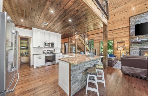 Broken Bow Cabin | Movie Room, HotTub, GameRm, FirePit, 2 Decks, Dogs
