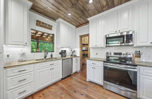 Broken Bow Cabin | Movie Room, HotTub, GameRm, FirePit, 2 Decks, Dogs