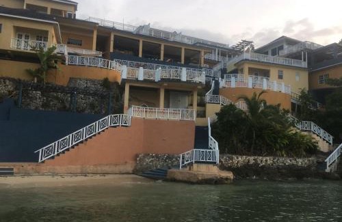 Boscobel Hotel | Moxons Beach Club