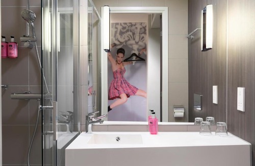Custom House Hotel | Moxy London Excel