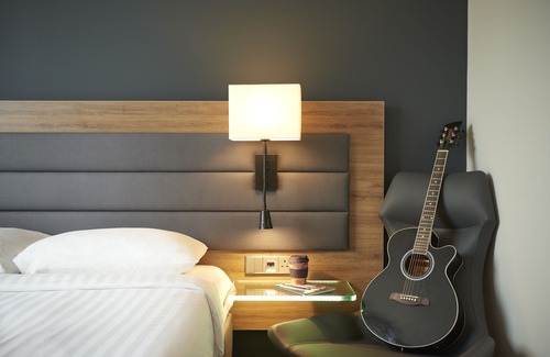 Roissy-en-France Hotel | Moxy Paris Charles de Gaulle Airport