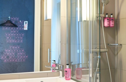Roissy-en-France Hotel | Moxy Paris Charles de Gaulle Airport