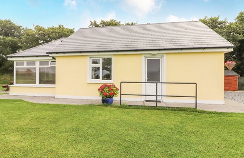 Banna Cottage | MOYBELLA LODGE, romantic, with a garden in Ballybunion, County Kerry