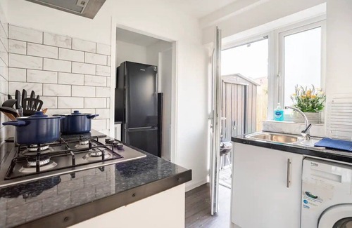 Redbridge Apartment | Moydom- Cosy one bed apartment- 2 mins from Gants Hill Tube station