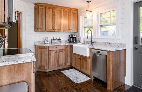 Swannanoa House | Mr. B's Cottage, 10 Minutes to Downtown Asheville!