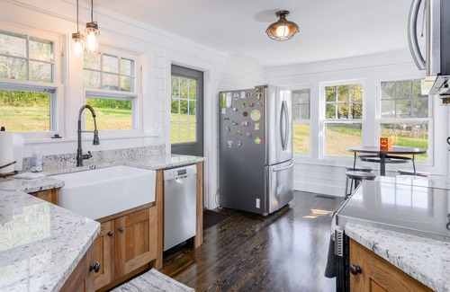 Swannanoa House | Mr. B's Cottage, 10 Minutes to Downtown Asheville!