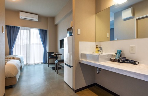 Chatan Hotel | Mr.KINJO in GRAND BLUE CHATAN