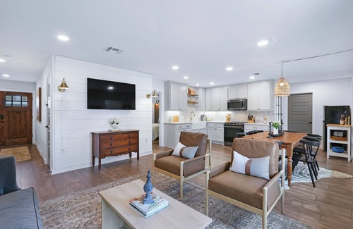 Johnson City Other | Ms Dot’s 290 Wine Trail Farmhouse-Downtown JC- Fire Pit - Covered Patio