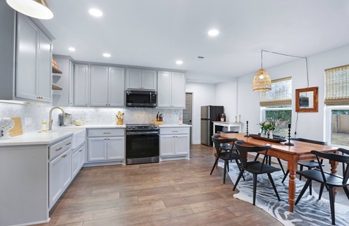 Johnson City Other | Ms Dot’s 290 Wine Trail Farmhouse-Downtown JC- Fire Pit - Covered Patio