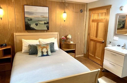 Bear Creek Bed & Breakfast | Mt. Adair Room at Bell In The Woods B&B (Queen/Main Floor) Max 2ppl