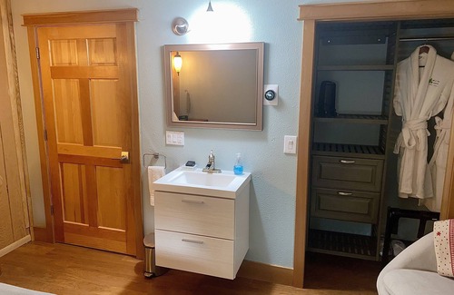 Bear Creek Bed & Breakfast | Mt. Adair Room at Bell In The Woods B&B (Queen/Main Floor) Max 2ppl