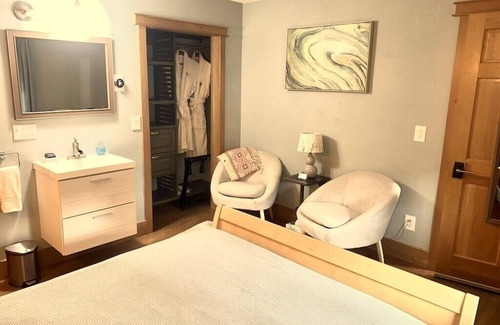Bear Creek Bed & Breakfast | Mt. Adair Room at Bell In The Woods B&B (Queen/Main Floor) Max 2ppl