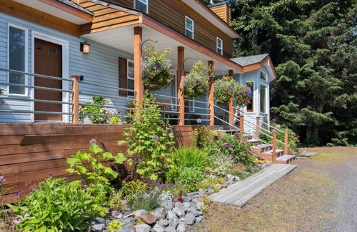 Bear Creek Bed & Breakfast | Mt. Adair Room at Bell In The Woods B&B (Queen/Main Floor) Max 2ppl