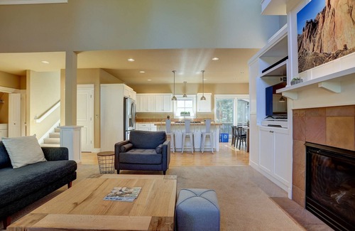 RiverWild House | Mt Bachelor Vlg Resort Home. Swimming, Fireplace, River Trails, Garage. Near Golf and Biking Trails.