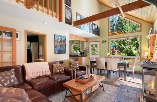 Glacier Cabin | Mt Baker "Eh" Frame! 6 Person Hot Tub! 3bd2bth! Wifi! King bed! EV charger!