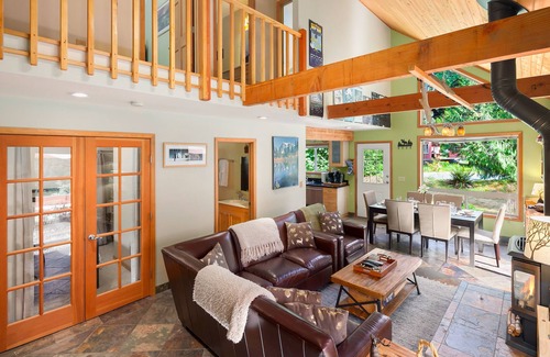 Glacier Cabin | Mt Baker "Eh" Frame! 6 Person Hot Tub! 3bd2bth! Wifi! King bed! EV charger!