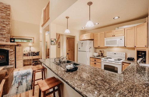Warnick House | Mt. Baker Lodging Cabin 40 - Sleeps 8!