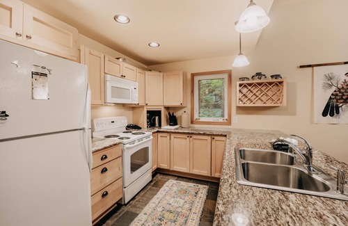 Warnick House | Mt. Baker Lodging Cabin 40 - Sleeps 8!