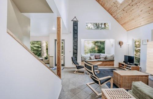 Glacier Ski Chalet | Mt Baker Rim Cabin 19 - Pet Friendly, WIFI, Hot Tub, Sleeps 10