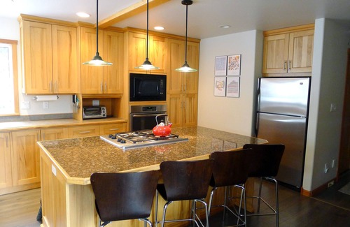 Glacier House | Mt Baker's Skyline sleeps 8, is pet friendly & includes a hot tub.