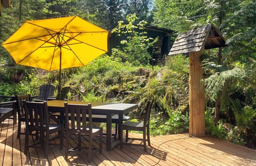 Glacier House | Mt Baker's Skyline sleeps 8, is pet friendly & includes a hot tub.