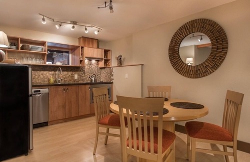 Bear Creek Apartment | Mt.Benson Suite at Bell In the Woods B&B (King/Queen/2xTwin/Bottom Flr) Max6ppl