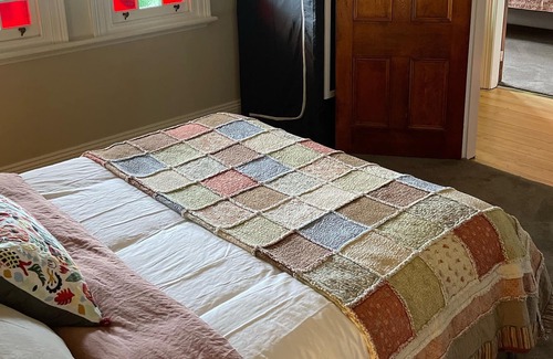 Goulburn House | ‘Mt Carmel’ Family Federation Home, A short stroll to town, Netflix