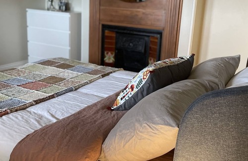 Goulburn House | ‘Mt Carmel’ Family Federation Home, A short stroll to town, Netflix