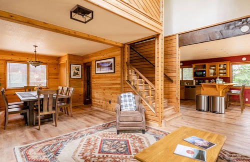 Zigzag Cabin | MT HOOD CABIN! Remodeled, 2500 sq ft, Sleeps 12!