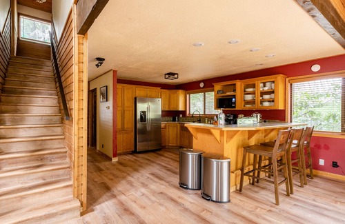 Zigzag Cabin | MT HOOD CABIN! Remodeled, 2500 sq ft, Sleeps 12!