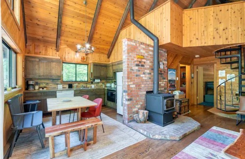Rhododendron Cabin | Mt. Hood Retro Modern Cabin- Seasonal Stream, Deck, Fire Pit, & HotTub-Dogs 👍