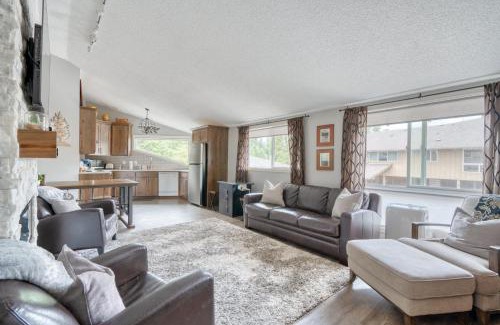 Welches House | Mt Hood Village Condo - Cozy Retreat with Fireplace