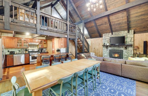 Pocono Pines Cabin | ⛰⛵️⛱Mt. Maplewood Lodge❤️Seasonal Specials ☆Poconos☆Cabin☆Hot⛷Tub☆Game Room☆
