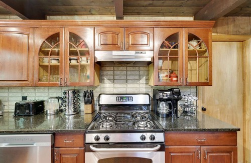 Pocono Pines Cabin | ⛰⛵️⛱Mt. Maplewood Lodge❤️Seasonal Specials ☆Poconos☆Cabin☆Hot⛷Tub☆Game Room☆