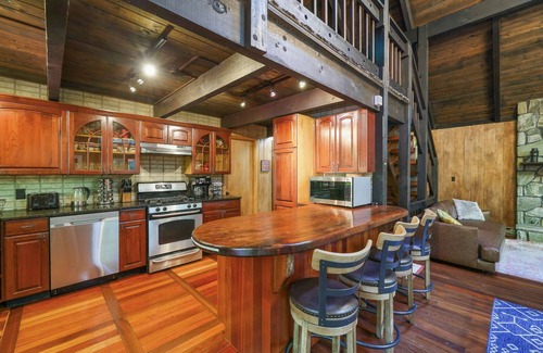 Pocono Pines Cabin | ⛰⛵️⛱Mt. Maplewood Lodge❤️Seasonal Specials ☆Poconos☆Cabin☆Hot⛷Tub☆Game Room☆