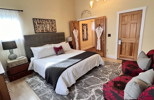 Bear Creek Bed & Breakfast | Mt. Marathon Room at Bell In the Woods B&B (King/2nd Floor) Max 2ppl