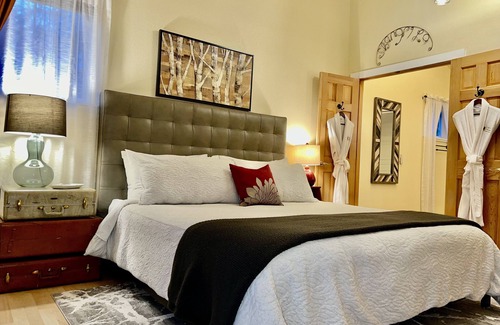 Bear Creek Bed & Breakfast | Mt. Marathon Room at Bell In the Woods B&B (King/2nd Floor) Max 2ppl