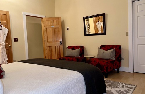 Bear Creek Bed & Breakfast | Mt. Marathon Room at Bell In the Woods B&B (King/2nd Floor) Max 2ppl