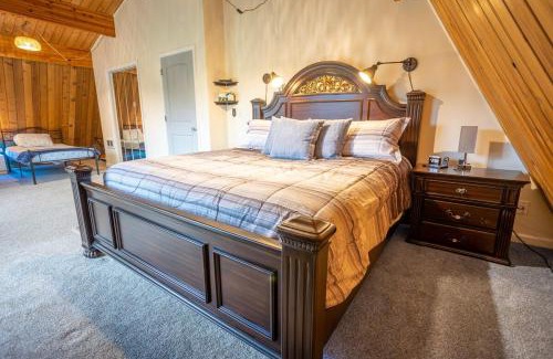 Ashford House | Mt Rainier!Best place to stay with family and friends! Sleeps10!4B 2B Home! Hottub!PondView!Paradise!