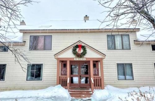 West Dover Apartment | Mt Snow Condo with Pool Mountain Views Half Mile to Mtn