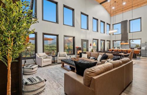 Cosby House | Mt Sunshine - Infinity Pool Sleeps 22 12 Beds