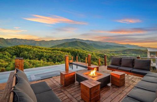 Cosby House | Mt Sunshine - Infinity Pool Sleeps 22 12 Beds