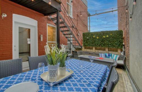 Plateau Mont Royal Apartment | MTLVacationRentals - The FabFour