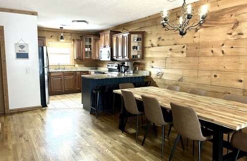 Snowshoe Cabin | Mtn Bike Szn Private Hot Tub King Bed Garage Wi-Fi