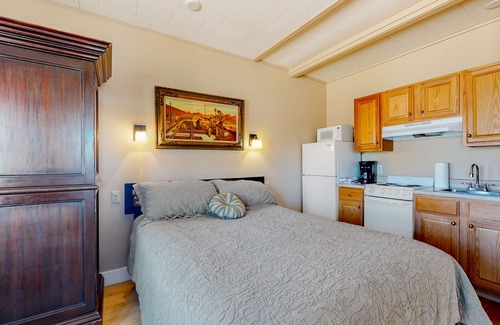 Naturita House | Mtn-view aparthotel with kitchen, patio, grill