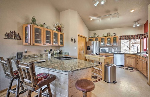 Cripple Creek Cabin | Mtn-View Cabin w/Deck, 3 Mi to Cripple Creek!